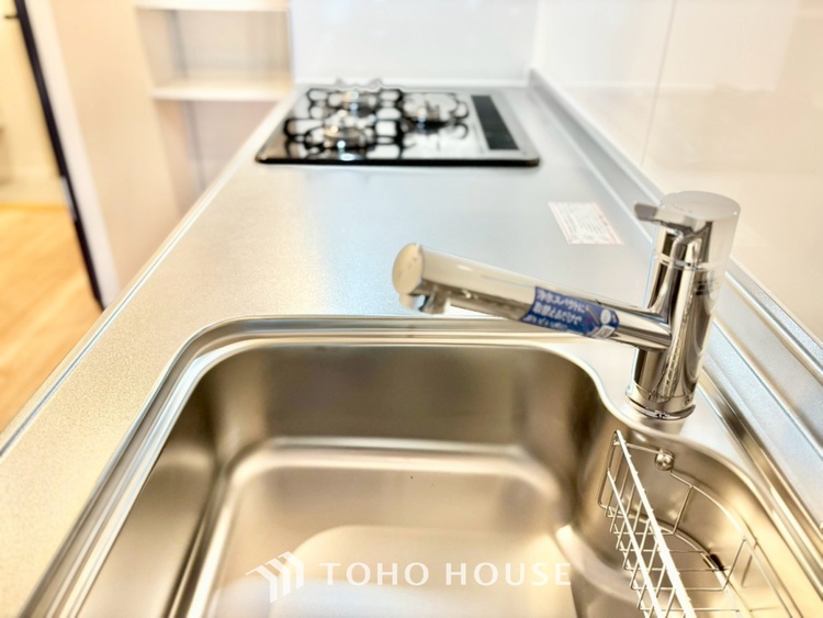 キッチン ◆キッチン◆美味しい料理を作りたくなるような気持にさせてくれる、腕を振るえる自慢のスペース。見上げると柔らかなダウンライトが包み込み、彩りを添えます。艶と光沢のある居心地の良いわが家のキッチン。