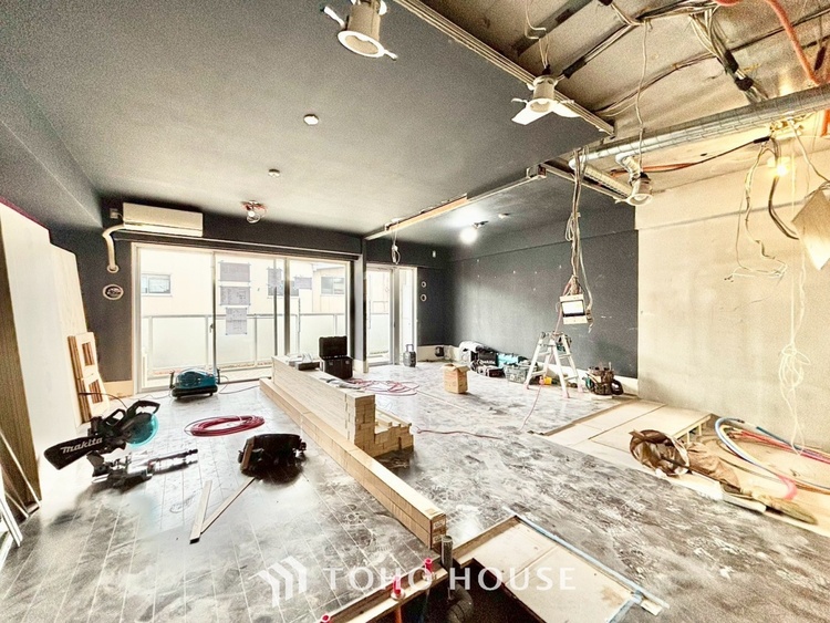 内装 ◆木漏れ日◆の様な採光が優しく足元を照らし、心地いい暮らしの道しるべを写し出す。この空間で過ごす家族との語らいの時間がとても素敵で幸せを感じるかもしれない。