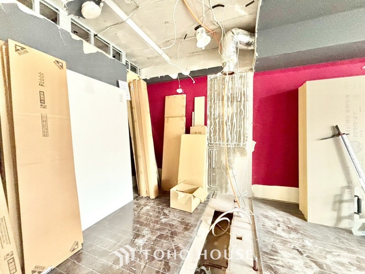 内装 ◆間接照明◆オレンジ色の光が僕達を大人な気分にさせる。静かで優しく語りかけるその光は、今日の終わりを告げてくれ、でも明日にはいい事が必ず来るよ。そんな囁きが聞こえてくる