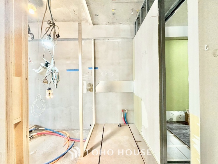 内装 ◆リビング◆たくさんの窓から注ぐ太陽の光。時間の経過とともに光と影のコントラストがこの空間のムードを変え、部屋に変化と温もりをもたらしてくれる。