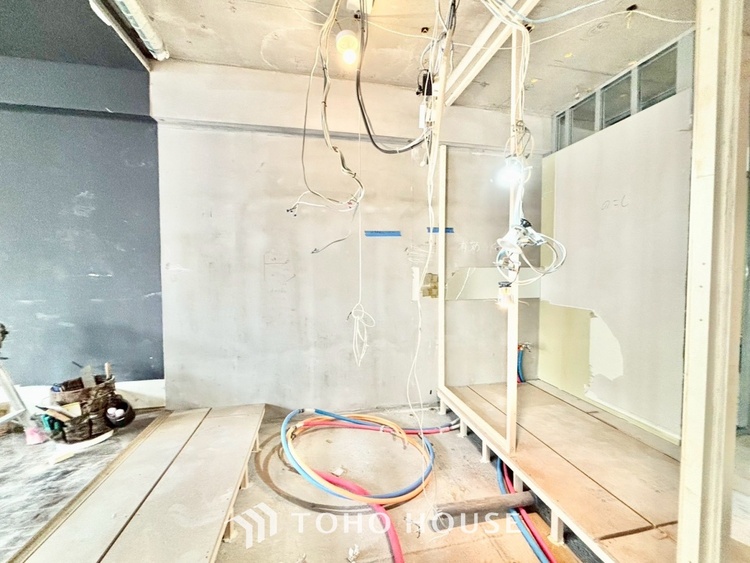 内装 ◆色彩◆この空間に放たれた光は華美なまでに演出されたデザイン。流れる時をより芳醇なコーヒーの様な色彩奏でるアダージョ。そして情景豊かな作品のような暮らしがイメージできる。