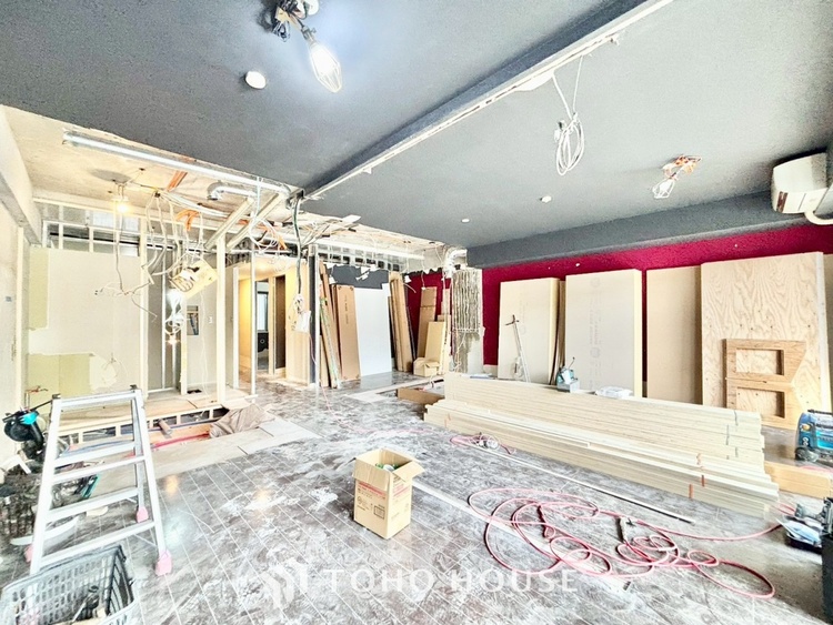 内装 ◆今宵の食卓◆ダウンライトに反射するグラスを眺めながらワインを注ぐ。トクトクと心地いい音をさせながら、フランスの古城を思わせる薫りがたちこめ、とても幸せな時を過ごせる。