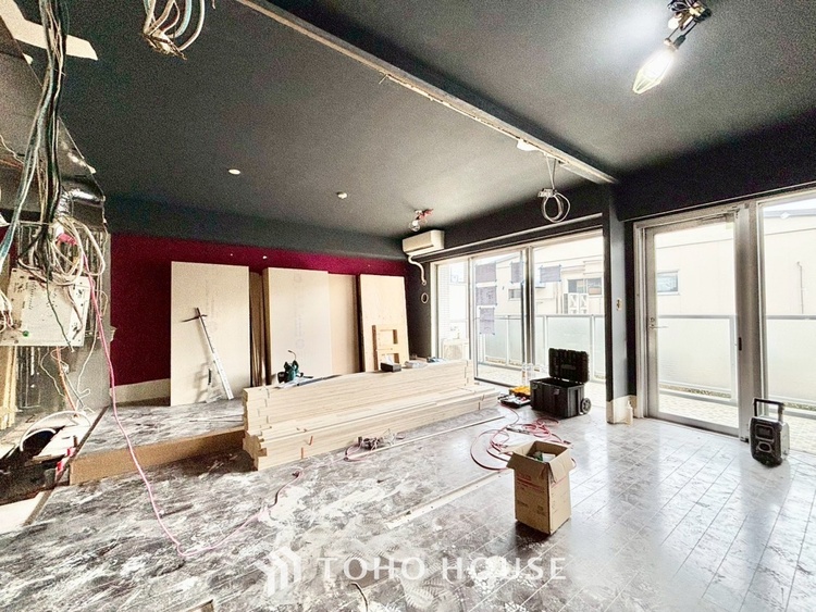 内装 ◆窓を開けると◆冷涼な風、そよぐリビング。だんらんの場所はここから始まり、ここで終わる。家族の笑顔が集う素敵な場所だから、こだわり抜いた思いが詰まっているのだと思う。