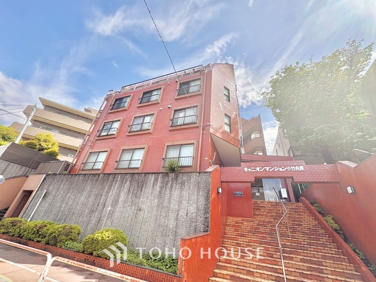 外観 ほんの少しのこだわり。ちょっとした色使いがその家がもつ雰囲気、趣（おもむき）を携え、暮らす家族や訪ねてくる友人・知人に新鮮な香りを運んできます。