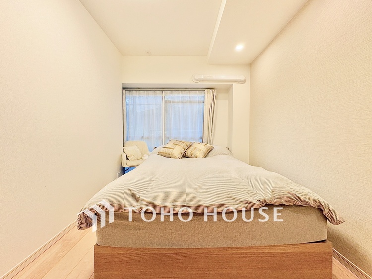 内装 使いやすく、明るい洋室に仕上がります。子供部屋や趣味のお部屋にご利用できます。ご自身で家具などを配置し、素敵な空間を創り上げられます。