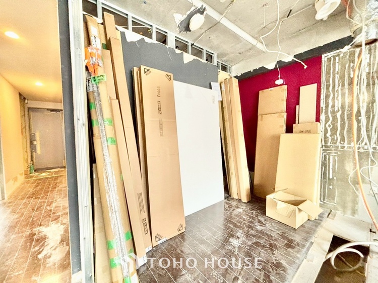 内装 ◆リビング◆そこには目を輝かせ笑顔で見つめてくれる君がいて、「おかえり」の言葉がこだまする。何気ない日々の挨拶は僕にとっては幸せで、同時に君の瞳にも恋している。