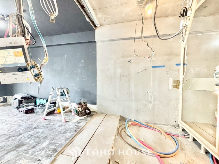 キッチン ◆キッチン◆美しく使いやすいキッチンは油汚れが簡単に拭き取れる素材で加工されており、浄水器シャワーから流す水の音を軽減する静かなシンクを採用。見えないところにさり気ない配慮が嬉しいですね