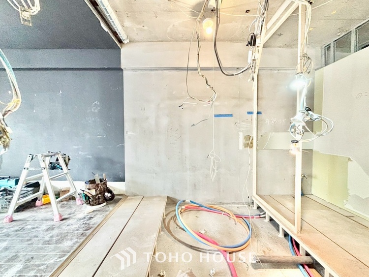 キッチン ◆今宵の食卓◆ダウンライトに反射するグラスを眺めながらワインを注ぐ。トクトクと心地いい音をさせながら、フランスの古城を思わせる薫りがたちこめ、とても幸せな時を過ごせる。