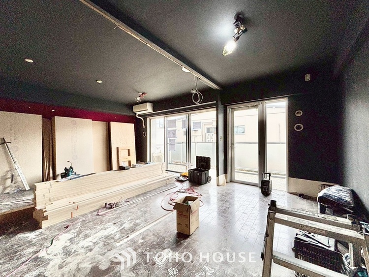 キッチン ◆キッチン◆美味しい料理を作りたくなるような気持にさせてくれる、腕を振るえる自慢のスペース。見上げると柔らかなダウンライトが包み込み、彩りを添えます。艶と光沢のある居心地の良いわが家のキッチン。