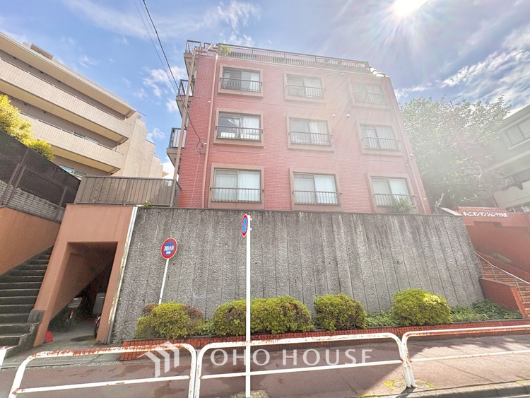 外観 ほんの少しのこだわり。ちょっとした色使いがその家がもつ雰囲気、趣（おもむき）を携え、暮らす家族や訪ねてくる友人・知人に新鮮な香りを運んできます。