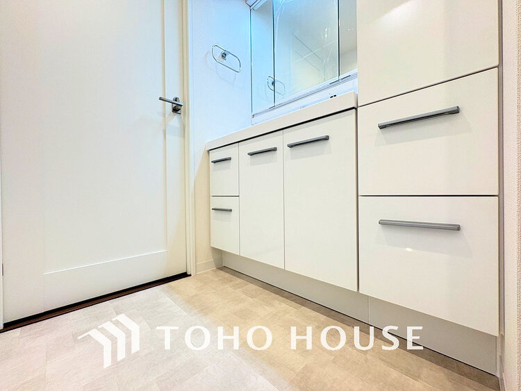 洗面 白を基調とした清潔感のある洗面室で朝の身支度を