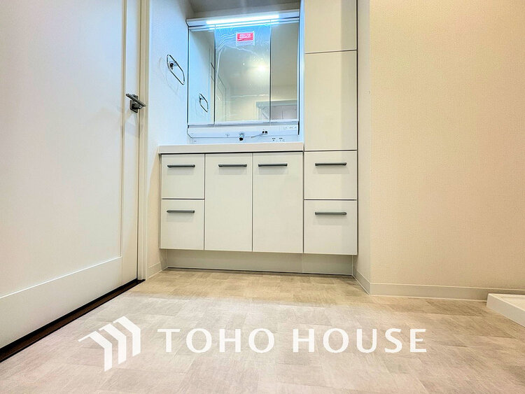 洗面 落ち着きのある色合いでまとめられた洗面室