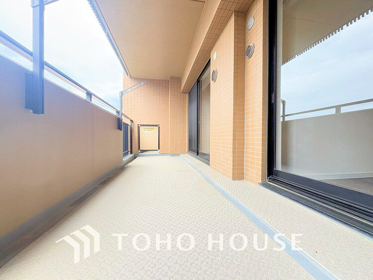 バルコニー 日当たりの良いバルコニーで晴れの日の洗濯物も楽しみになりますね