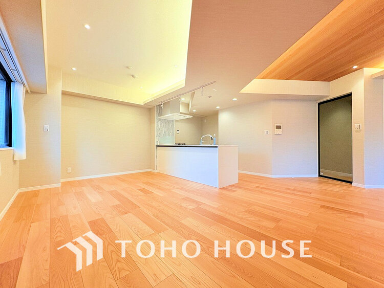 内装 上質な時間を育む暮らしのメインステージ。寛ぎとコミュニケーションを育む居心地のよい場所