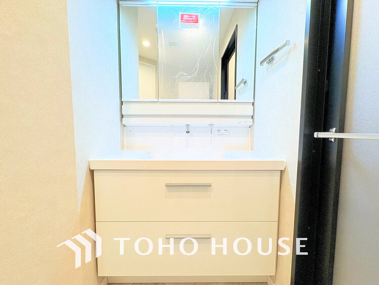 洗面 白を基調とした清潔感のある洗面室で朝の身支度を