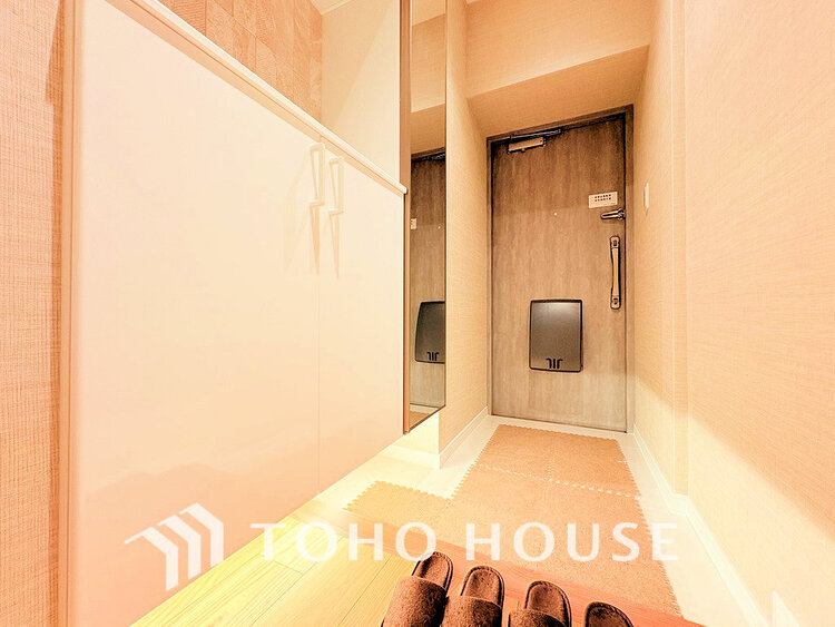 玄関 落ち着いた雰囲気の玄関、家族の帰りを暖かく迎えてくれます