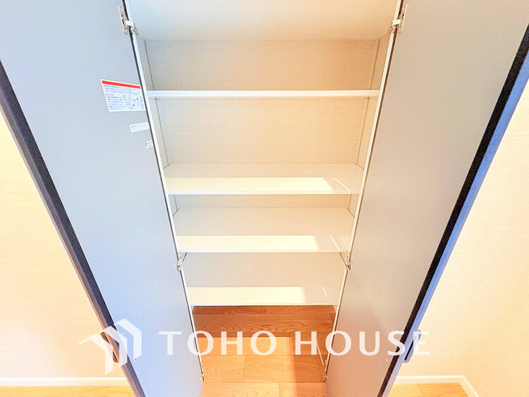 玄関 天井まである玄関収納はご家族分の履物も余裕で収納可能