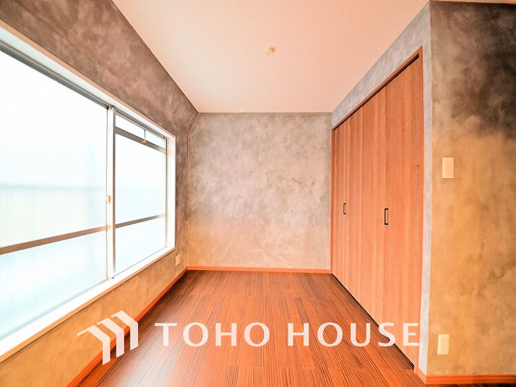 内装 採光もある洋室は、くつろぎのひと時を過ごすのにぴったり