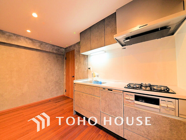 キッチン 落ち着きのあるカラーで統一された清潔感と気品が溢れるキッチン