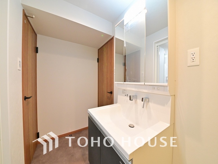 洗面 白を基調とした清潔感のある洗面室で朝の身支度を