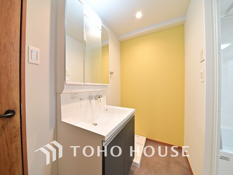 洗面 落ち着きのある色合いでまとめられた洗面室