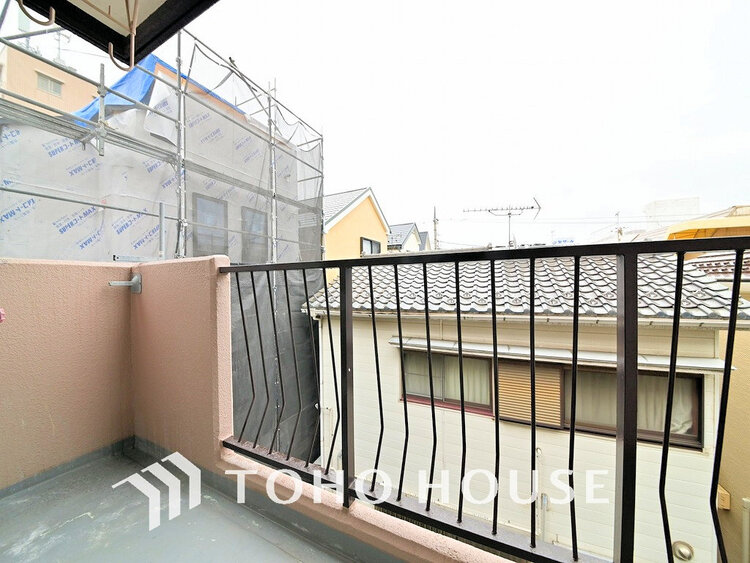 バルコニー 日当たりの良いバルコニーで晴れの日の洗濯物も楽しみになりますね