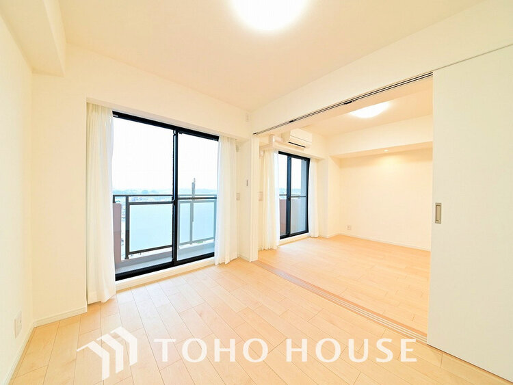 内装 シンプルですっきりとした室内は飽きのこない居心地の良い雰囲気