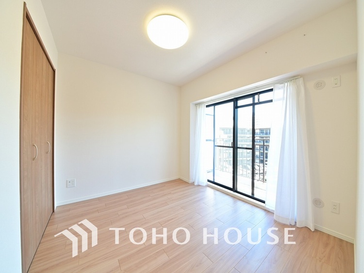 内装 採光もある洋室は、くつろぎのひと時を過ごすのにぴったり