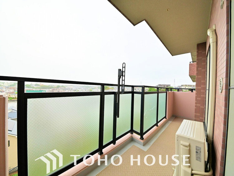 バルコニー 日当たりの良いバルコニーで晴れの日の洗濯物も楽しみになりますね