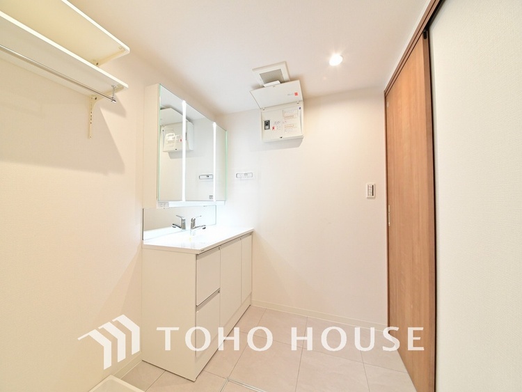 洗面 白を基調とした清潔感のある洗面室で朝の身支度を