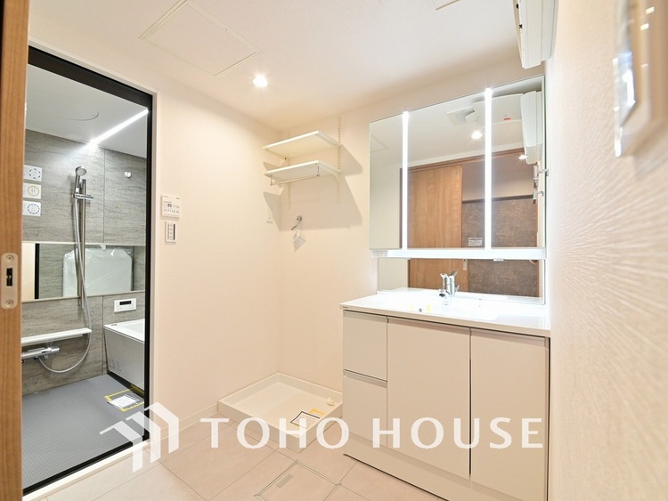 洗面 落ち着きのある色合いでまとめられた洗面室