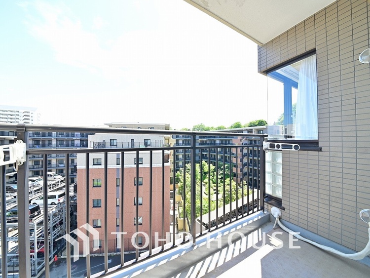 バルコニー 日当たりの良いバルコニーで晴れの日の洗濯物も楽しみになりますね