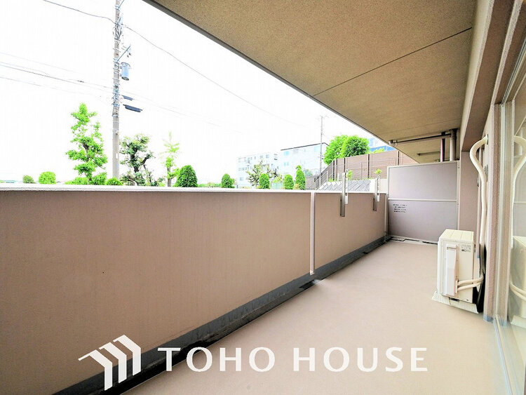 バルコニー 日当たりの良いバルコニーで晴れの日の洗濯物も楽しみになりますね