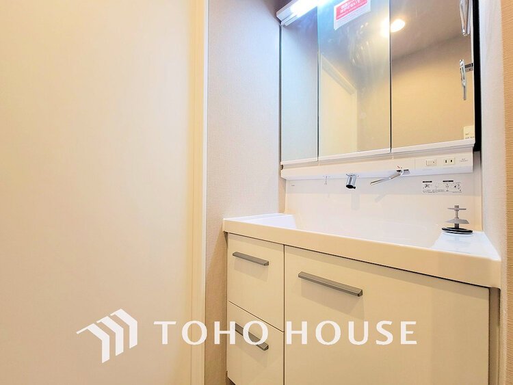 洗面 白を基調とした清潔感のある洗面室で朝の身支度を