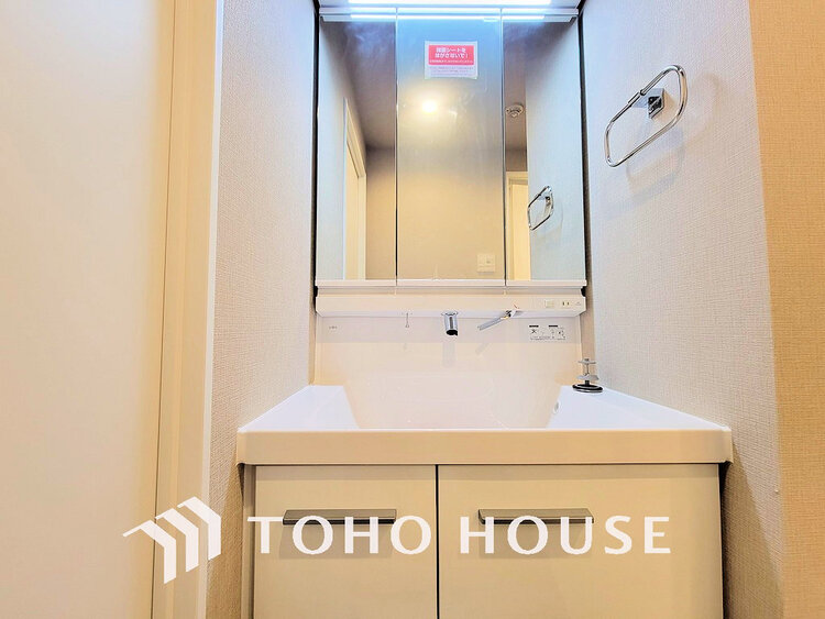 洗面 落ち着きのある色合いでまとめられた洗面室