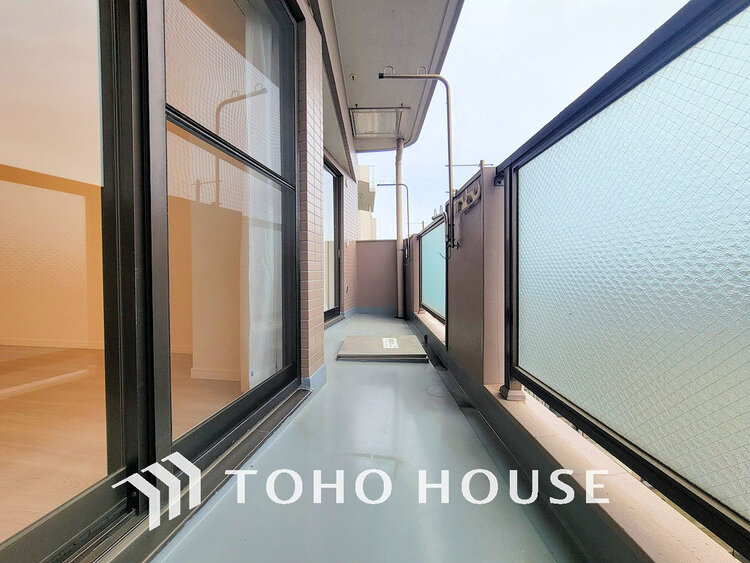 バルコニー 日当たりの良いバルコニーで晴れの日の洗濯物も楽しみになりますね