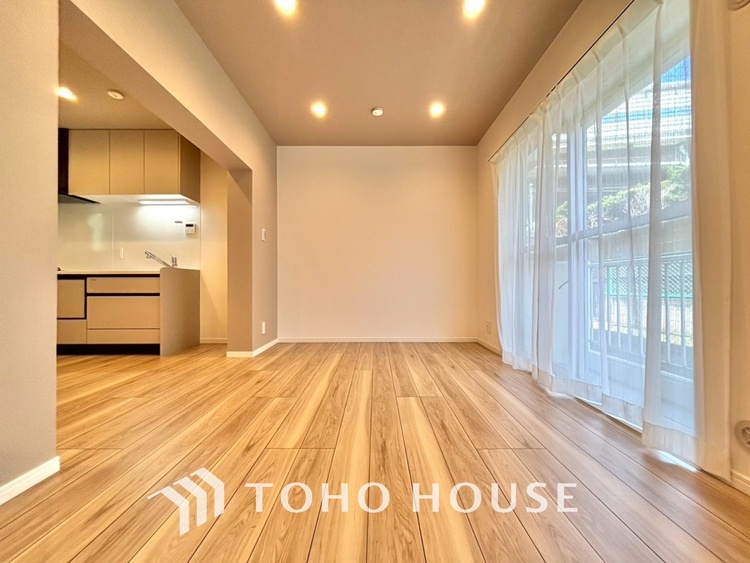 内装 叶えたかったのは落ち着きのあるナチュラルな風合い、そして開放感があるリビング。優雅な気分に浸れる幸せな時間を家族が自然と集まりたくなるこの空間で。