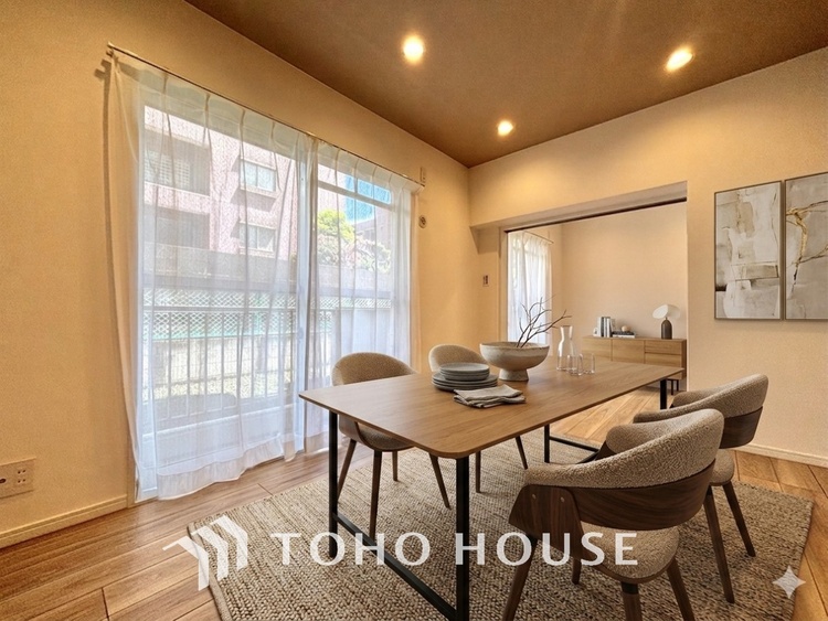 内装 ＊配置してある家具や小物はCGによるイメージ画像です。忙しい朝でも、しっかり家族が揃って食事をして頂けるゆとりある大きさのダイニングスペース。リビングと和室の続き間は急な来客時になど使い勝手が良いです