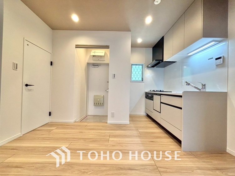 内装 居心地のいい暮らしには欠かせない眩い採光。ゆったりとした幅の窓からこの空間に降り注ぐ採光が絶えない。明るいリビングこそ居心地のいい暮らしが待っているのだと思う。