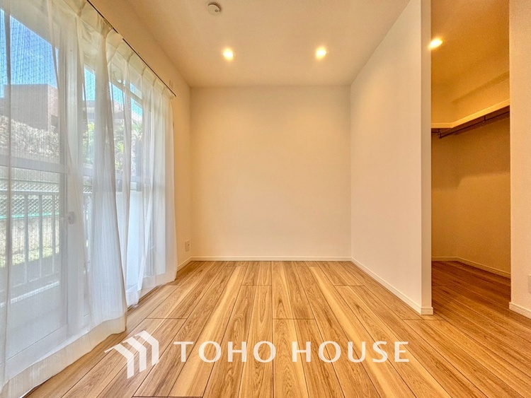 内装 風の通り道。舞い込んでくる風が優しく躍り、室内に爽やかな空気を運んでくる。そこに季節の息吹を感じて、いまがどんな季節なのかを実感する。