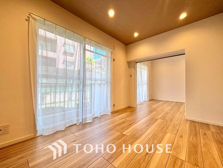 内装 ◆サンサンと◆差し込む太陽の光がこのリビングに笑いをもたらす。ソファの上のクッションがポカポカした暖気にぬくぬくと微睡んでいる。