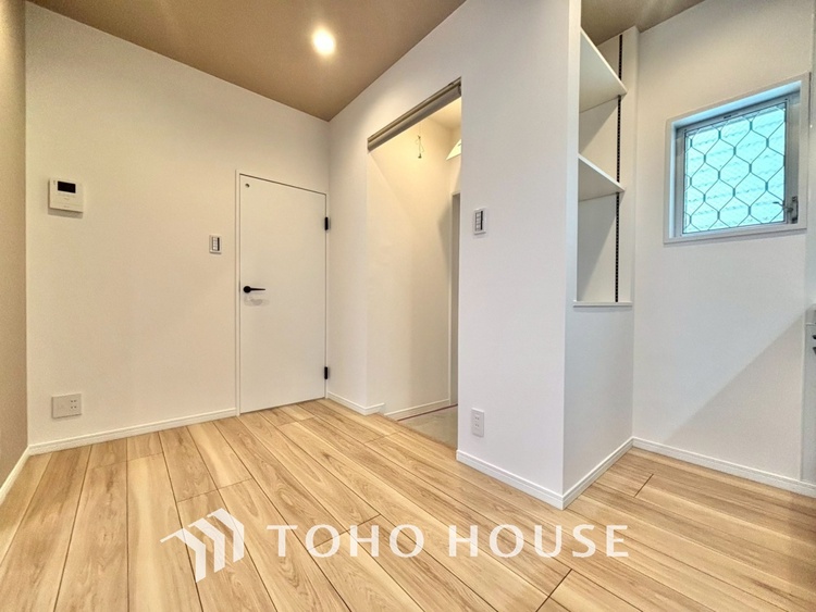 内装 使いやすく、明るい洋室に仕上がります。子供部屋や趣味のお部屋にご利用できます。ご自身で家具などを配置し、素敵な空間を創り上げられます。