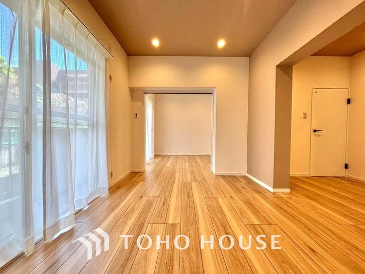 内装 ◆瀟洒な空間◆落ち着きのある彩が見事に調和させた瀟洒な空間を演出。ここに集まる家族の会話と笑顔が絶え間なく続く幸せな空間。