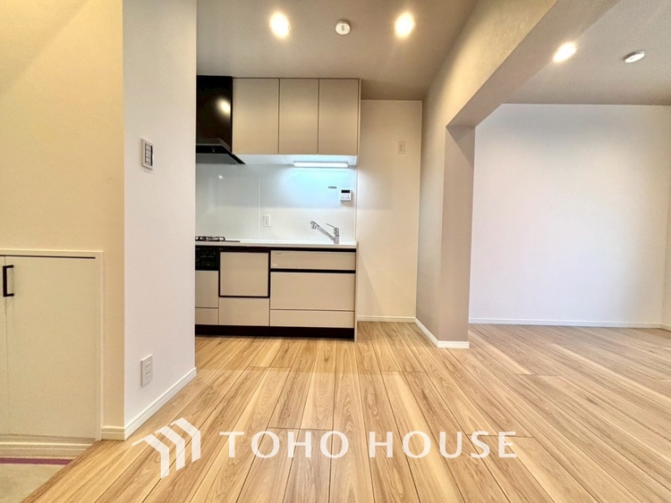 内装 ここはみんなが集い、食事と楽しい会話が始まる場所。話に夢中になりすぎて、ついつい時を忘れ、夜半過ぎになってしまう。そんな束の間の幸せを感じさせてくれます。