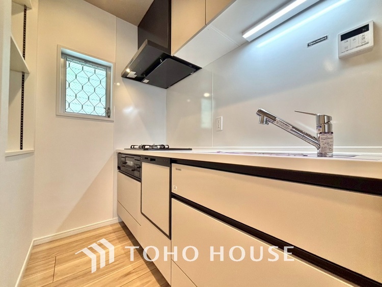 キッチン 手元の収納から、足元の収納までが全てスライド式で、奥のスペースまで有効に活用できます。奥まで上から見渡せるので、たまにしか使わない調理器具もサッと取出せます。