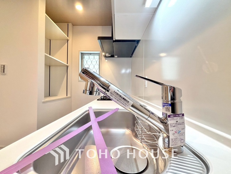 キッチン ◆愛育◆キッチンは家族の絆を育む大切な空間。シンプルで使い易いSystemKitchenで愉しく作る料理は愛情のある美味しいご馳走に。家族で使える広々としたダイニングキッチンです。