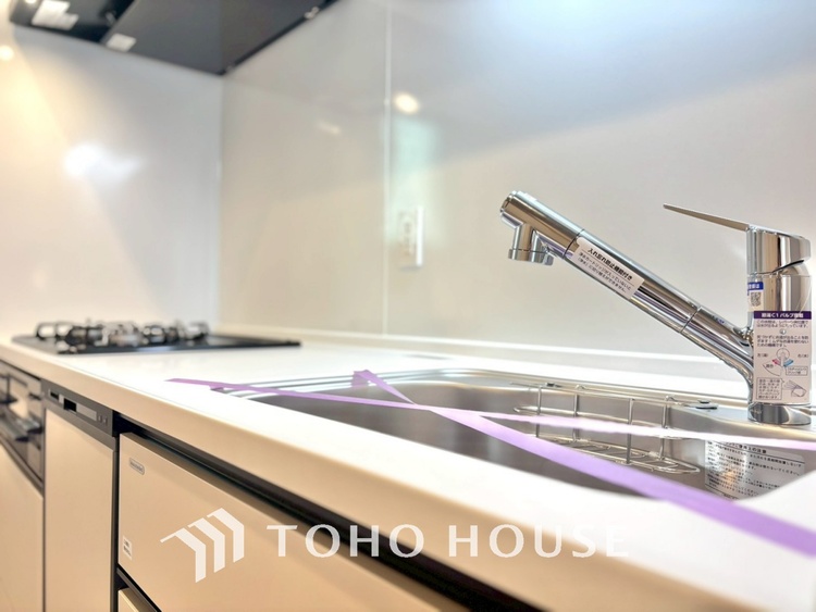 キッチン キッチンは家族の絆を育む大切な空間。シンプルで使い易いシステムキッチンで愉しく作る料理は愛情のある美味しいご馳走に。家族で使えるダイニングキッチンです。