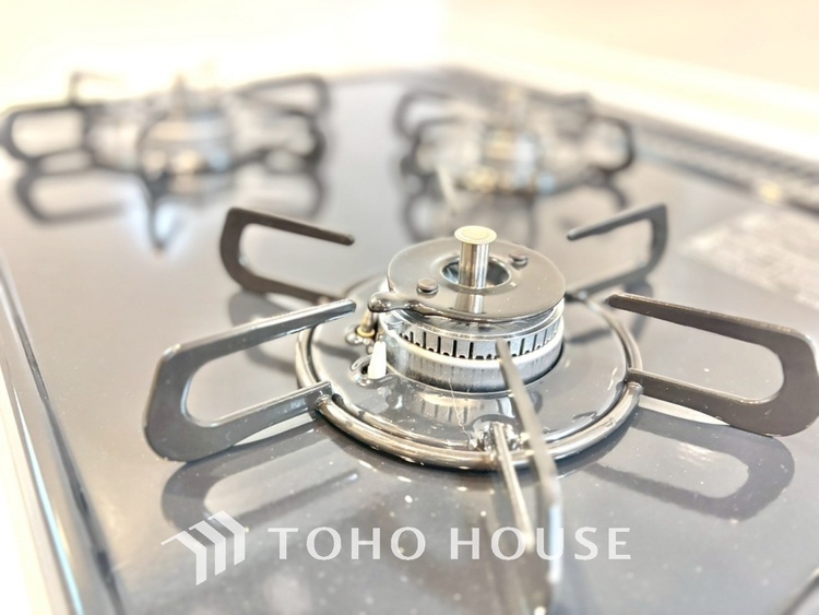 キッチン 毎日料理をする、料理が好き、家族が多くて量を作る必要がある、等の方々にとっては必須の3口コンロ。同時進行で効率アップはもちろん鍋を移動する回数が減り、無駄な動きを軽減することが出来ます。