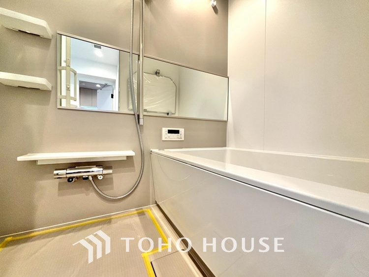 風呂 【浴室】《一日の疲れを落としてくれる場所は、落ち着く場所でなければならない》　高級感溢れるカラーと大きさ・柔らかな曲線で構成された半身浴も楽しめるバスタブが心地よさをもたらします。