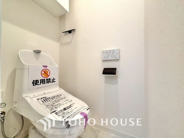 トイレ 清潔感あるホワイト調のクロスと温もり溢れるモダンカラーの床材が見事に調和した本邸宅は、毎日の生活を少しでも快適に過ごして頂ける様に落ち着いた雰囲気作りから行っています。